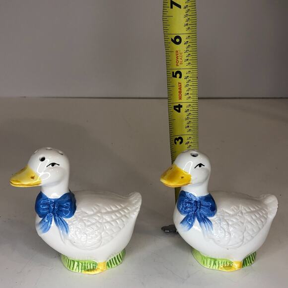 VTG White Geese Ducks Blue Ribbon‎ Salt & Pepper Shaker KMC USA Cottagecore READ - Picture 9 of 9